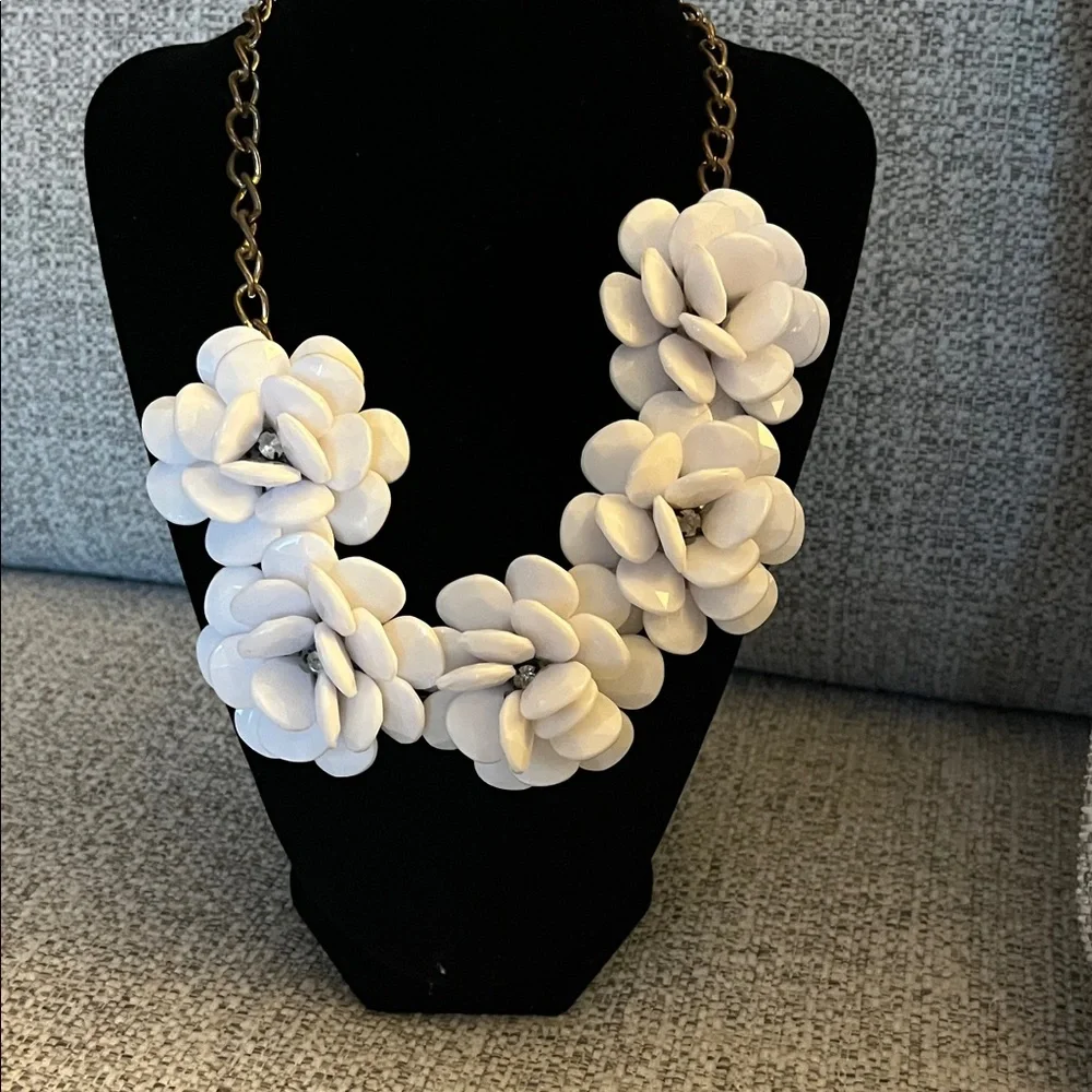 Vintage‎ Resin White Floral Necklace with Center Rhinestones